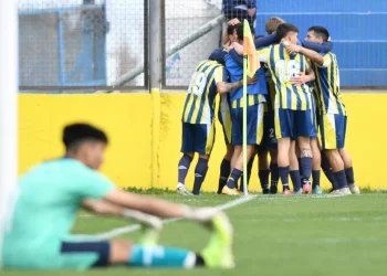 Con uno menos, el Canalla aprovechó y se quedó con el triunfo