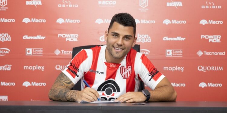Russo firmó en Instituto. Foto: (hoydia.com)