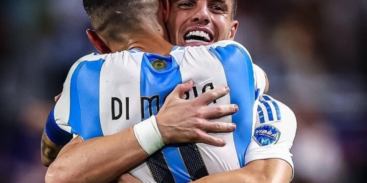 Homenaje con presencia dividida