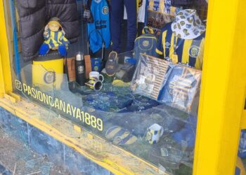 La tienda ‘Pasión Canaya’ sufrió la rotura de sus vidrios por parte de hinchas de Ñuls
