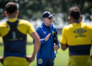 Holan prepara el once para su debut