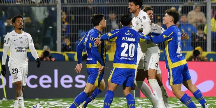 Rosario Central no encontró el gol ante Corinthians en Arroyito y la serie de Octavos se definirá en Brasil